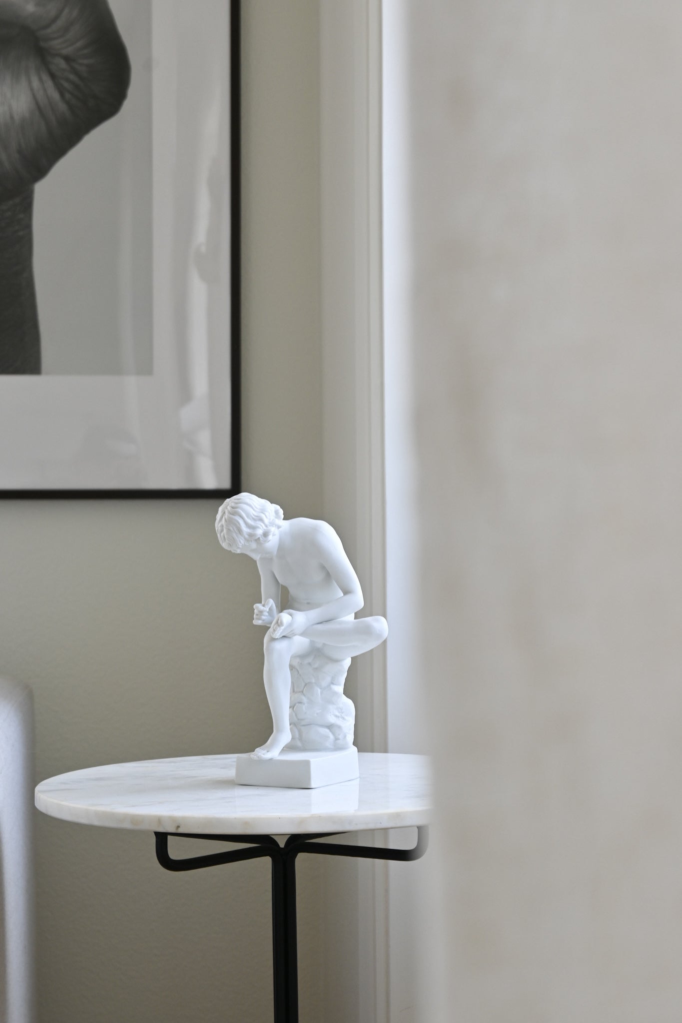 Skulptur "Pojke med törntaggen"