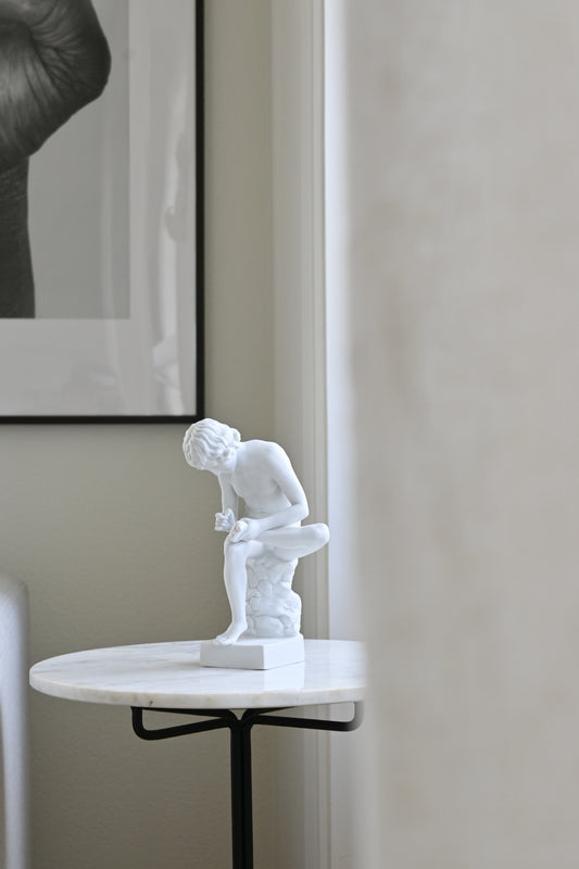 Skulptur "Pojke med törntaggen"