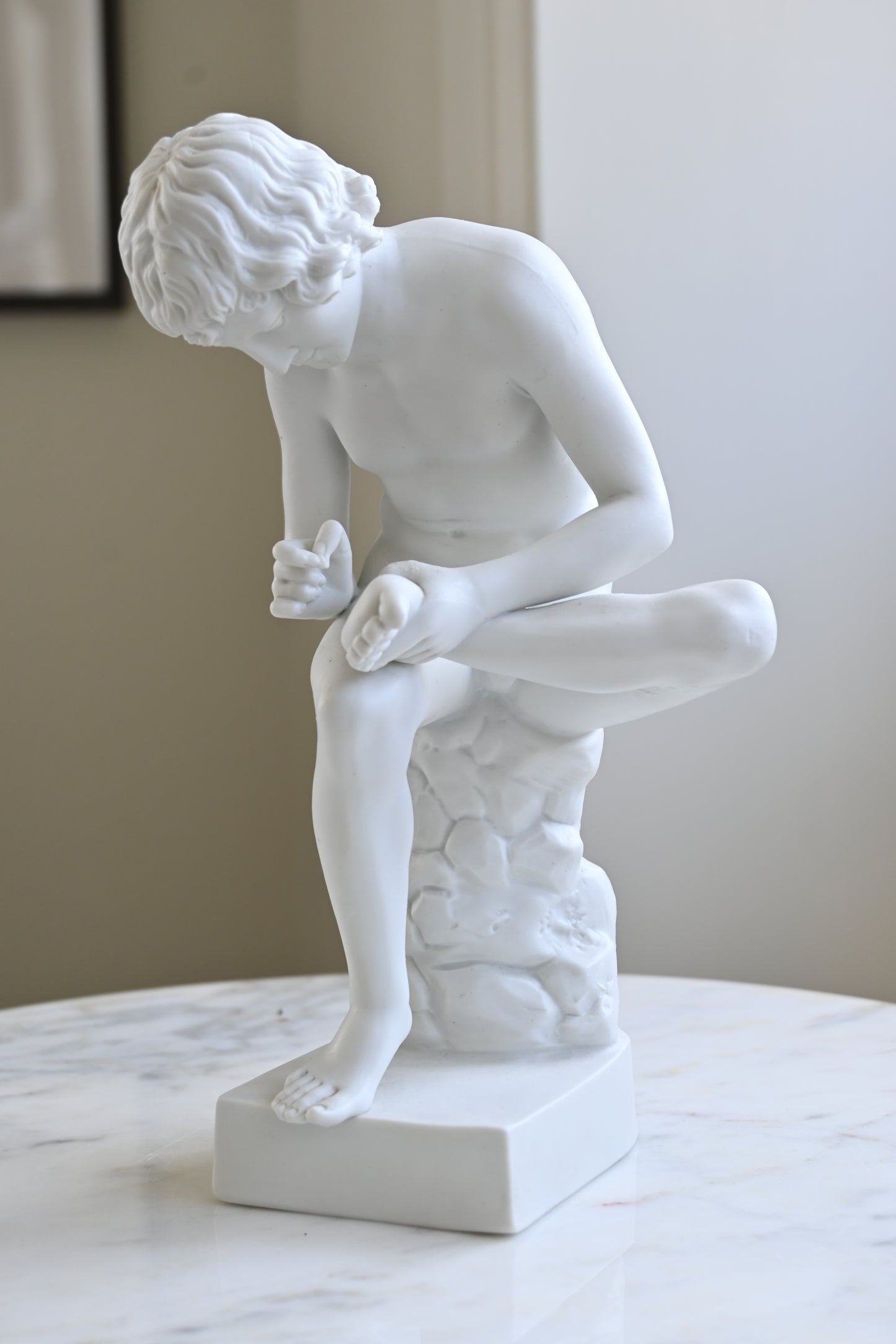 Skulptur "Pojke med törntaggen"
