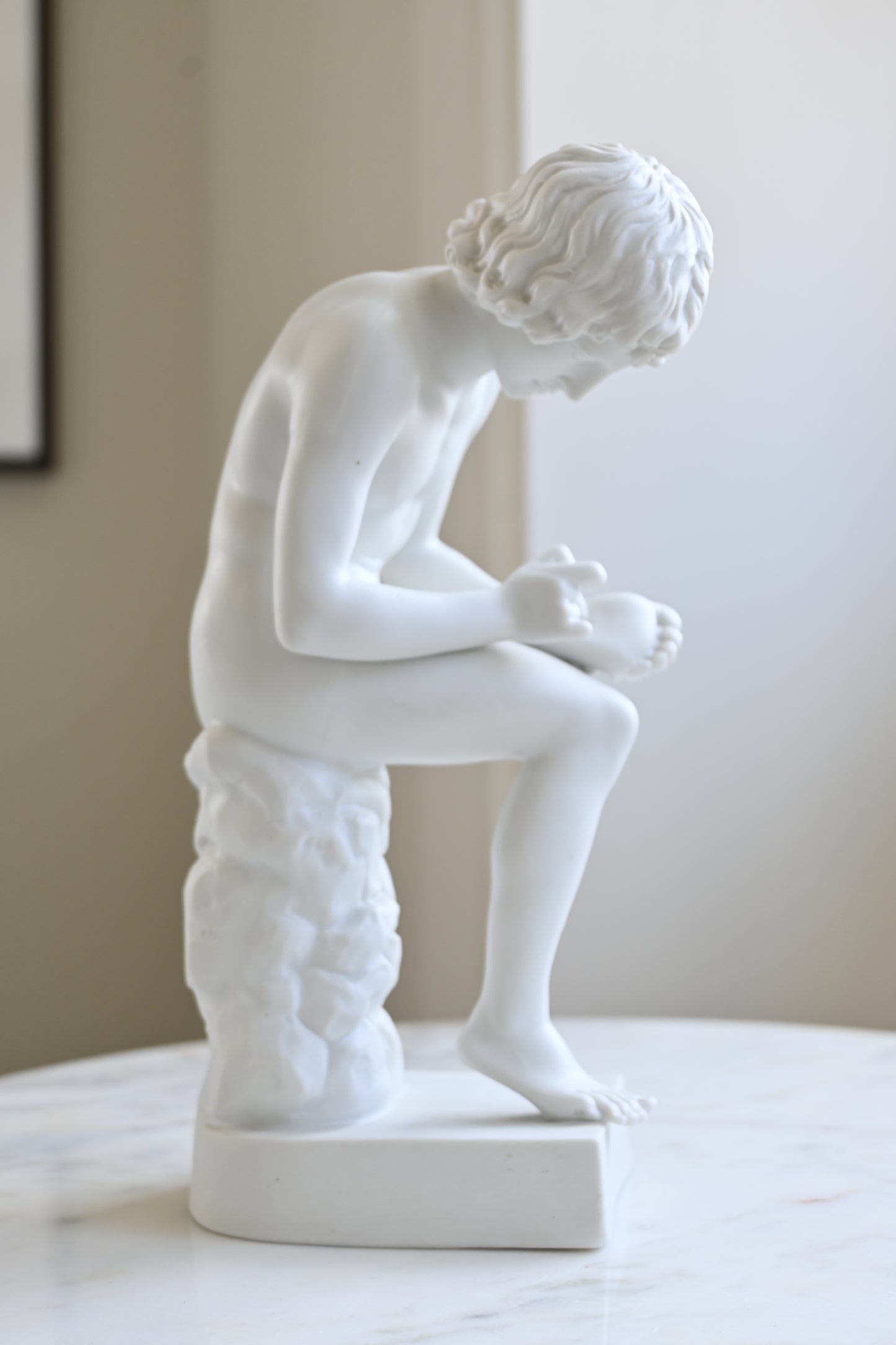 Skulptur "Pojke med törntaggen"