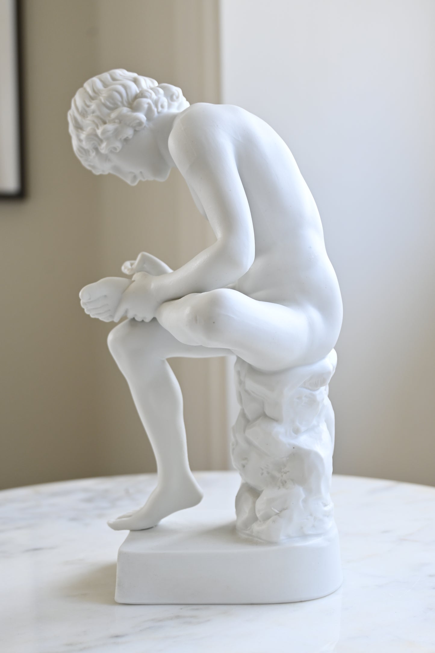 Skulptur "Pojke med törntaggen"