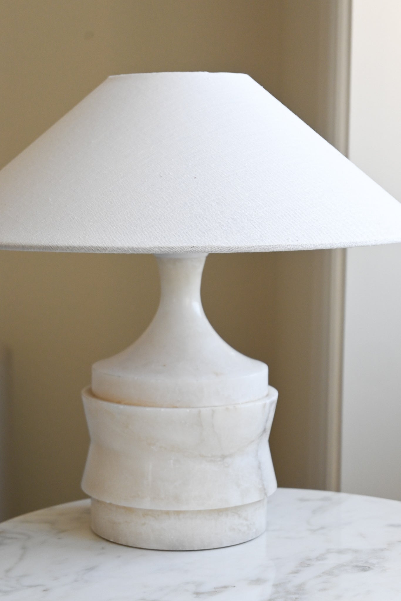 Bordslampa Alabaster
