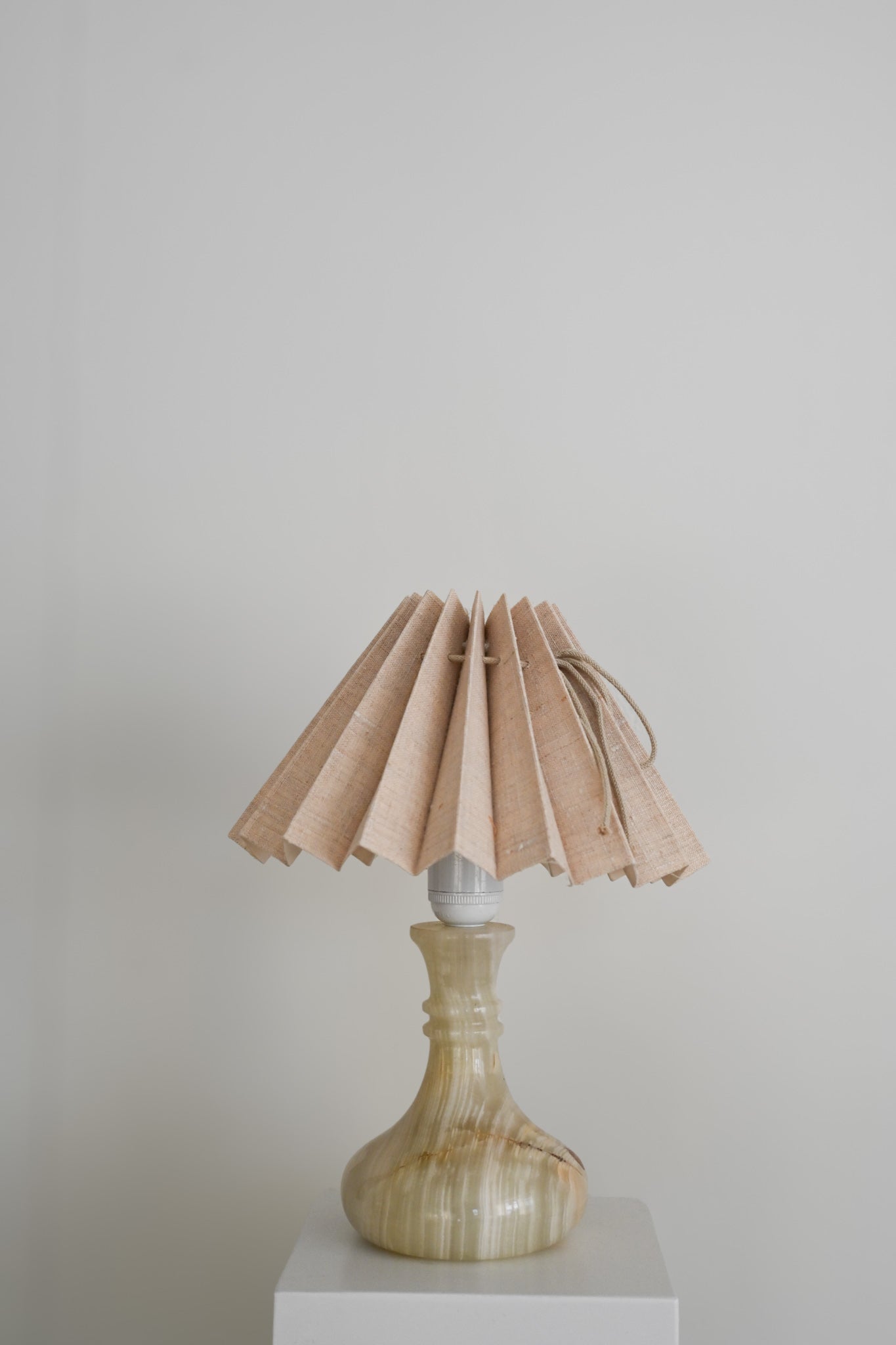 Bordslampa Alabaster