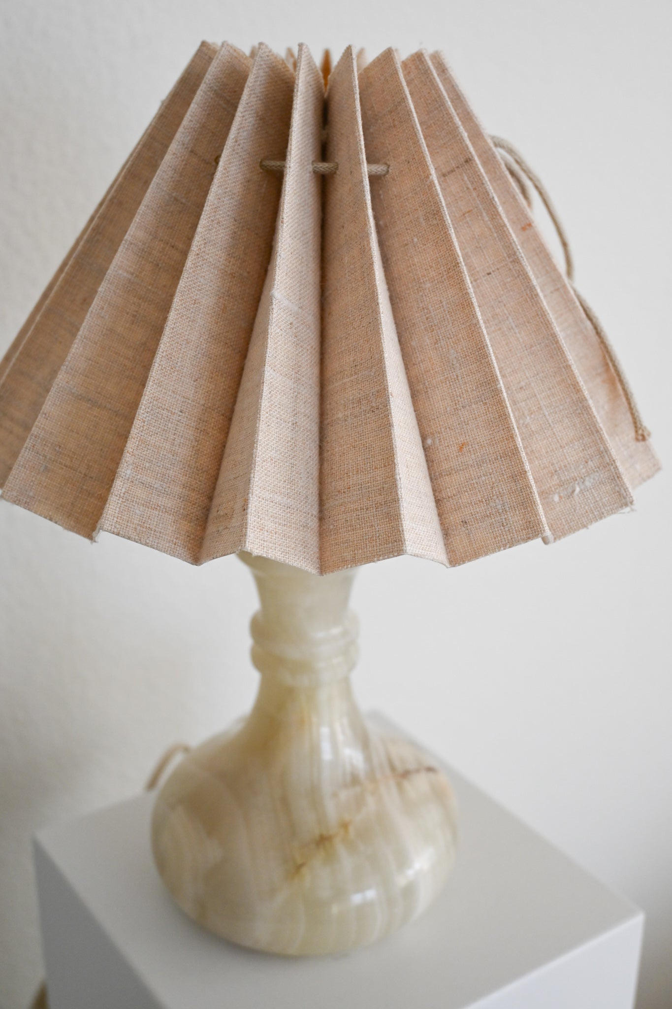 Bordslampa Alabaster