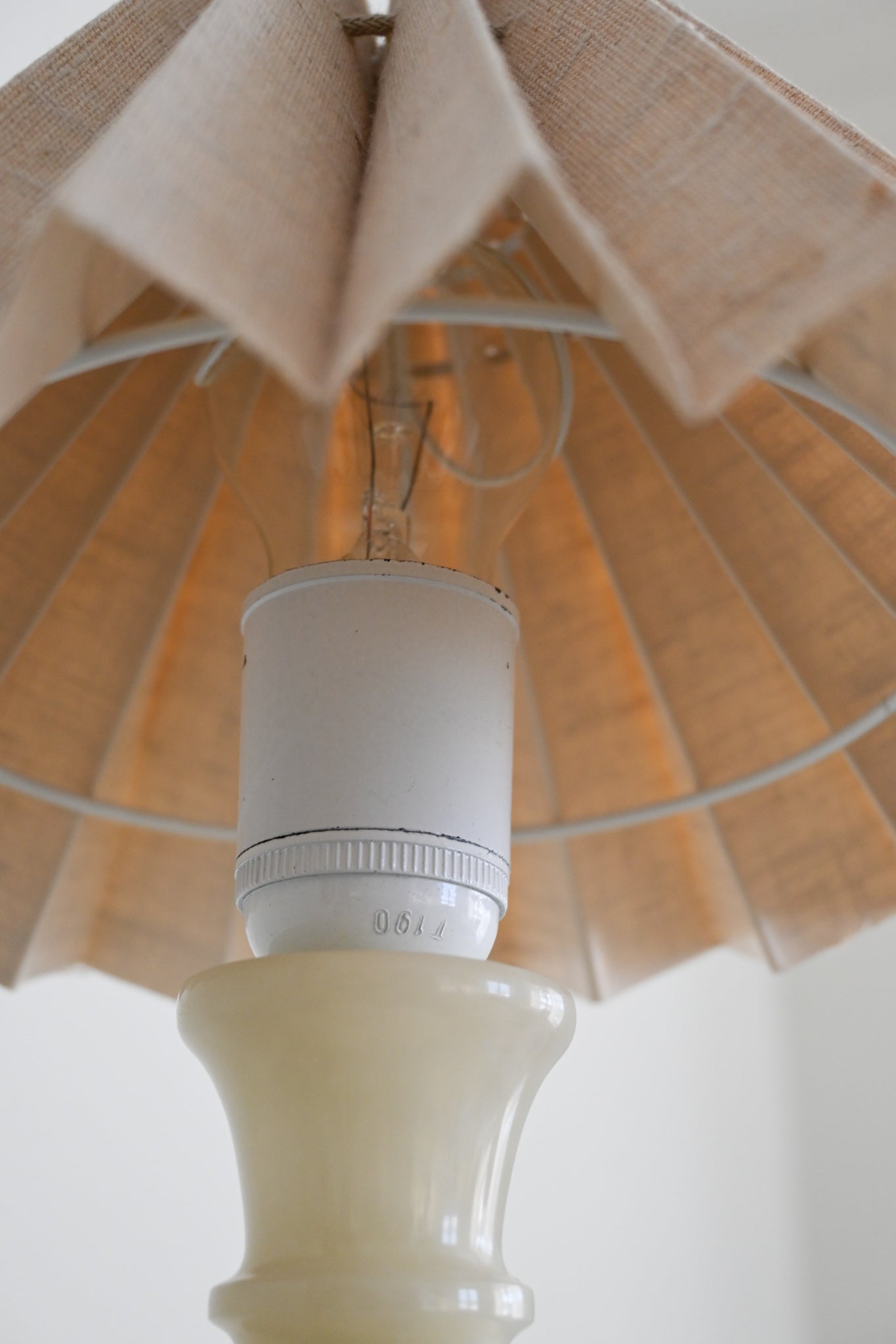 Bordslampa Alabaster